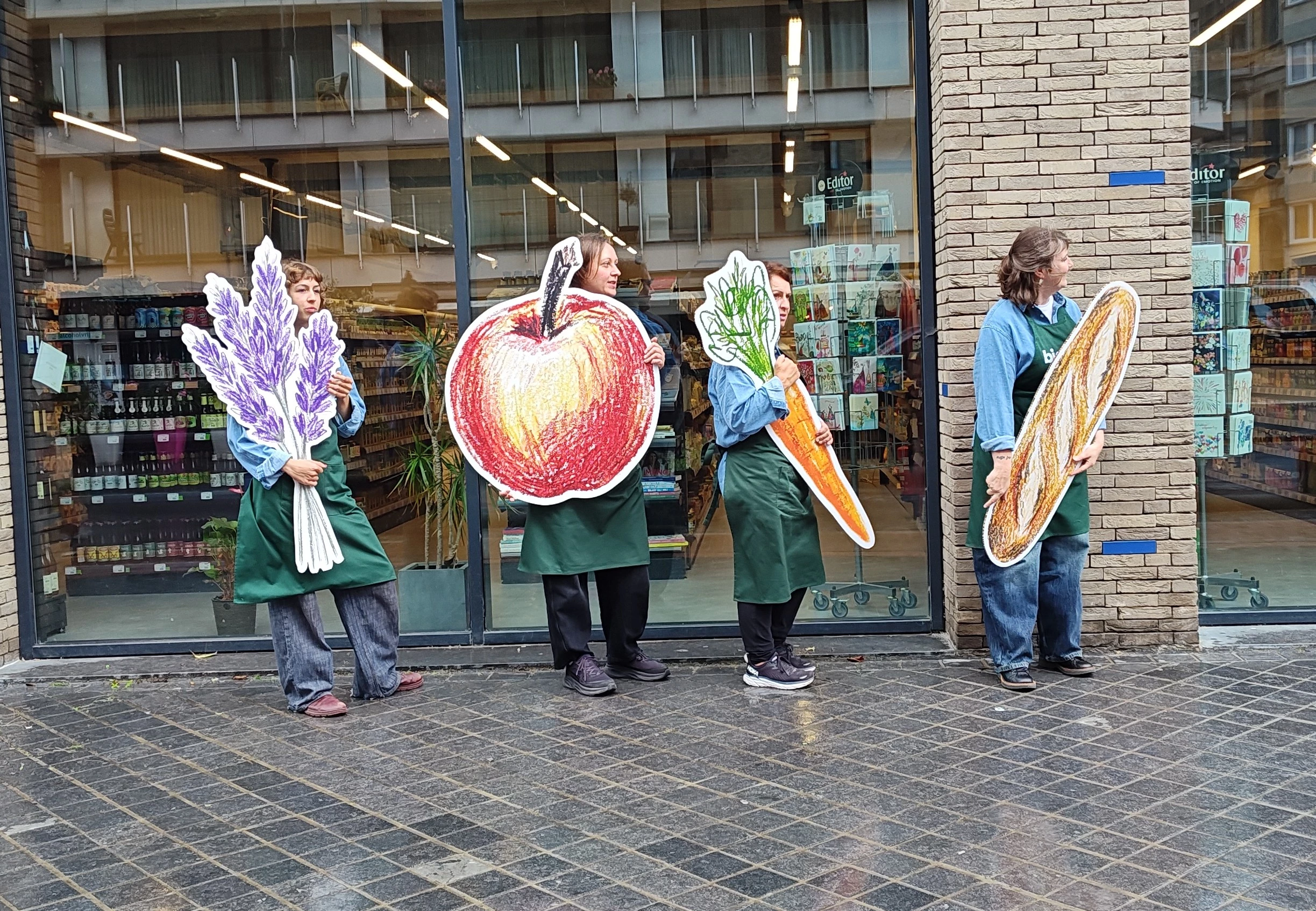 Biovita hoofdbeeld team met grote producten in handen